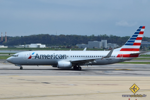 Boeing 737-823